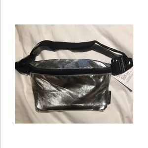 🆕🛍NWT Fydelity Silver Fanny Pack (Zumiez)